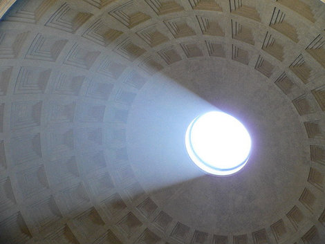 Пантеон построен в 27 г. до нашей эры. А это его купол с отверстием. Я все время думала: А что, если дождь пойдет? Рим, Италия