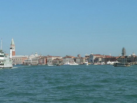 Венеция. Подплываем к одному из 120 островов города. Венеция, Италия