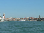 Венеция. Подплываем к одному из 120 островов города.