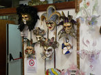 Карнавальные  маски — отличный сувенир из Венеции.