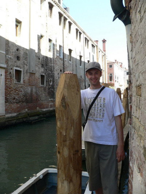 Венеция. Выйдя не в ту дверь, можно очутиться на водной улице. Венеция, Италия