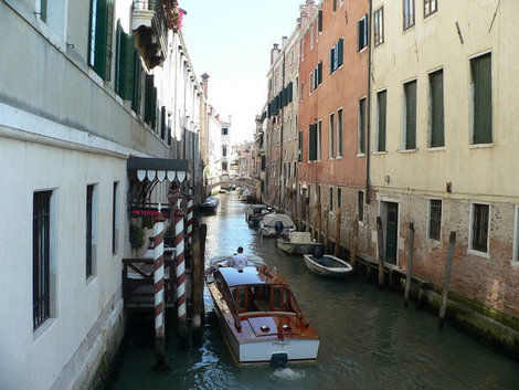 Венеция.Прогулка на гондоле по венецианским каналам по-прежнему желанное развлечение для тех, кто влюблен. Венеция, Италия