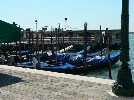 Гондолы на набережной. Венеция, Италия