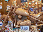 Магазин деревянных игрушек. Пиннокио, по-нашему Буратино, был придуман в Италии. Отличный сувенир на память.