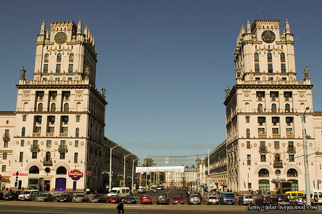 Минские ворота — жилые дома сталинской эпохи на привокзальной площади. Минск, Беларусь