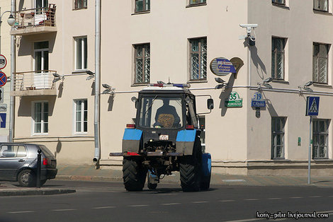 Патрульный милицейский трактор с мигалкой. Минск, Беларусь