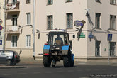 Патрульный милицейский трактор с мигалкой.