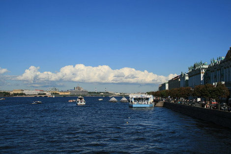 Вид с Дворцового моста на Неву. Санкт-Петербург, Россия
