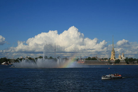 Самый большой в России плавучий фонтан на Неве. Санкт-Петербург, Россия