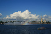 Самый большой в России плавучий фонтан на Неве.