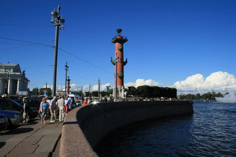 Ростральная колонна на Стрелке Васильевского острова. Санкт-Петербург, Россия