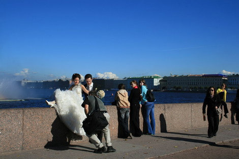 Молодожены на стрелке В.О. Санкт-Петербург, Россия