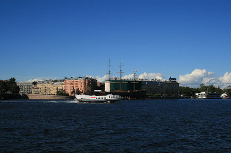 Вид с Биржевого моста на Петроградскую сторону. Санкт-Петербург, Россия