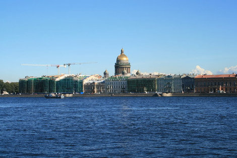 Вид на Исаакиевский собор с набережной Невы. Санкт-Петербург, Россия