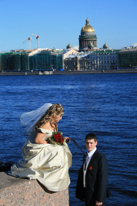 Молодожены на Университетской набережной. Санкт-Петербург, Россия