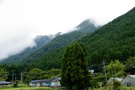Окрестности рёкана, гора Юфу в облаках Юфу, Япония