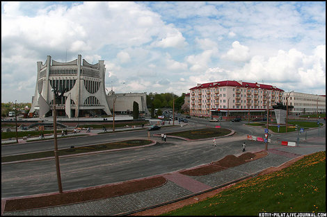Вот она — главная площадь города. Слева — драматический театр, правее — танк, еще правее — какие-то адм. здания.
