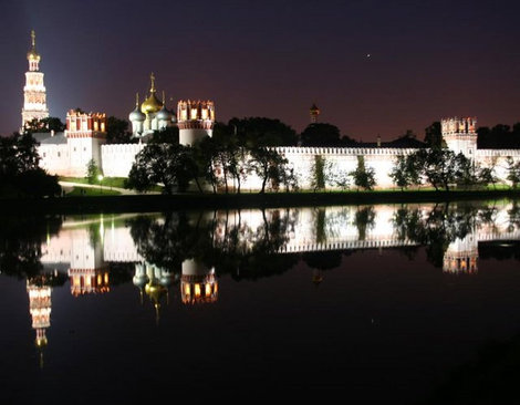 Новодевичий монастырь ночью Москва, Россия