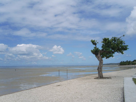 Ещё один пляж ост. Итапарика, видно воду на песке Сальвадор, Бразилия