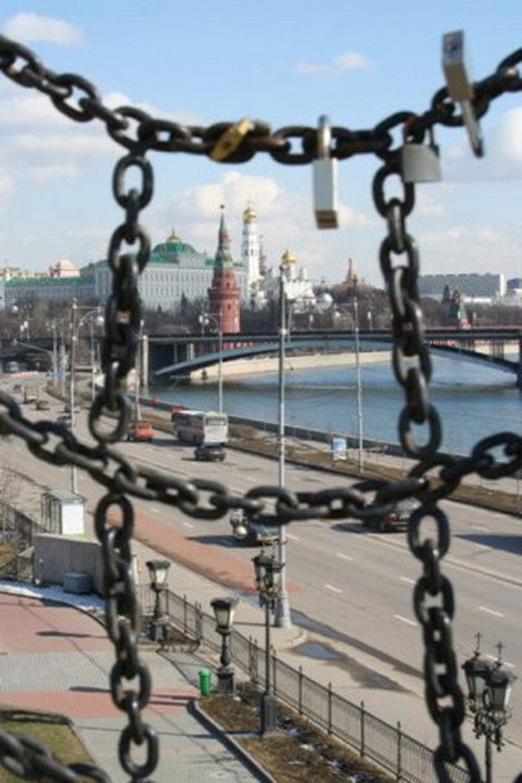 Вид на Кремль рядом с храмом Христа Спасителя. Москва, Россия