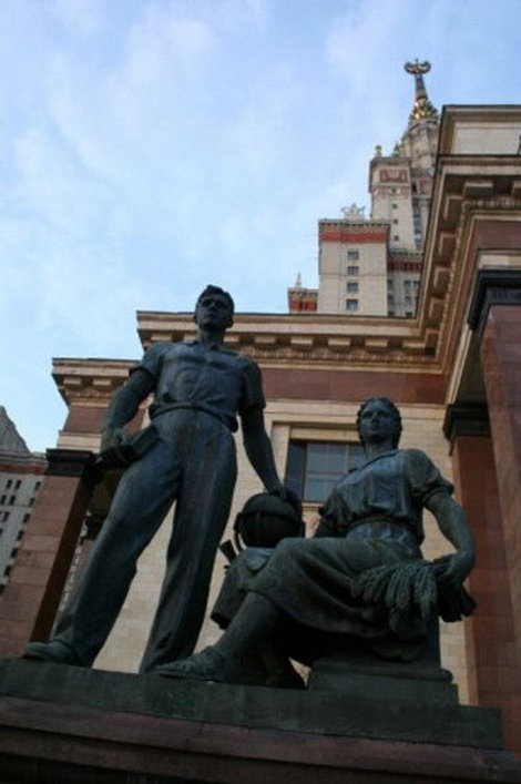 Памятник у здания МГУ. Москва, Россия