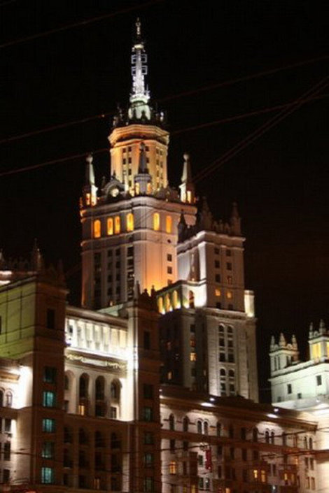 высотка на Кадашевской набережной. вид с Николоямсокой улицы. Москва, Россия