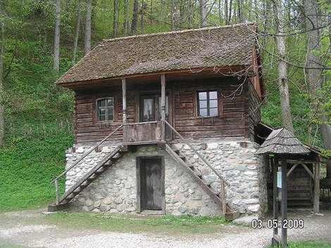 Низ каменный, верх деревянный Бран, Румыния