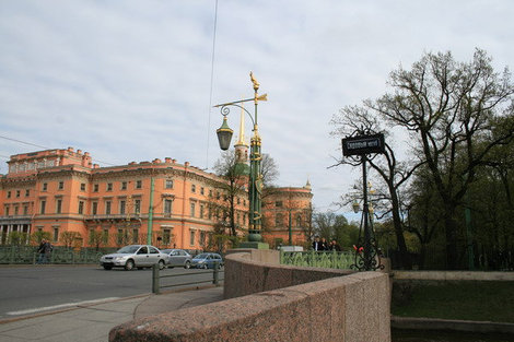 Вид на Михайловский замок с Садового моста. Санкт-Петербург, Россия