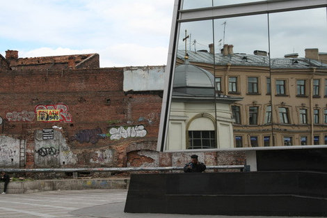 Отражение домов в торговом центре Пик на Сенной площади. Санкт-Петербург, Россия