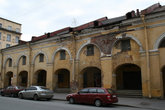 Никольский рынок с глубокой аркадой и крутой крышей (д. 62).