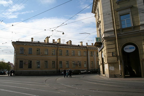 На небольшом участке Садовой еще можно покататься на трамвае. А когда-то здесь были проложены первые трамвайные пути в городе. Санкт-Петербург, Россия
