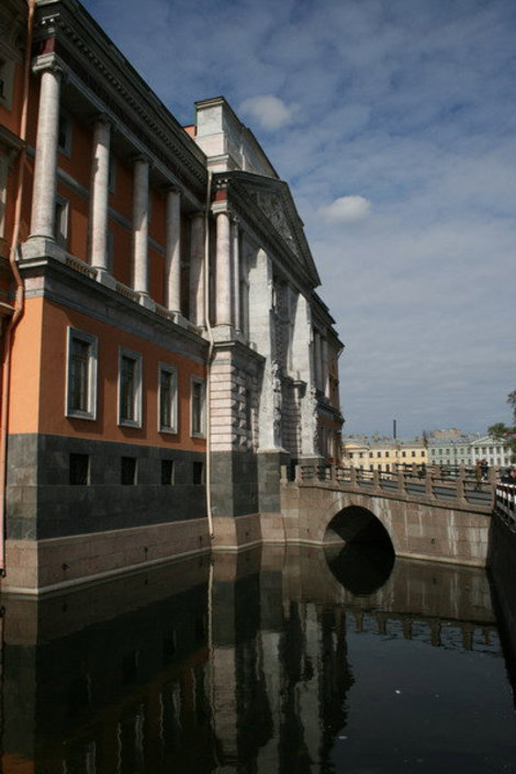 Инженерный замок. Восстановленный канал у южного фасада. Санкт-Петербург, Россия