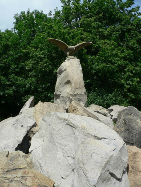 Орел — символ КМВ, памятник этой гордой птичке есть в каждом парке. Железноводск, Россия