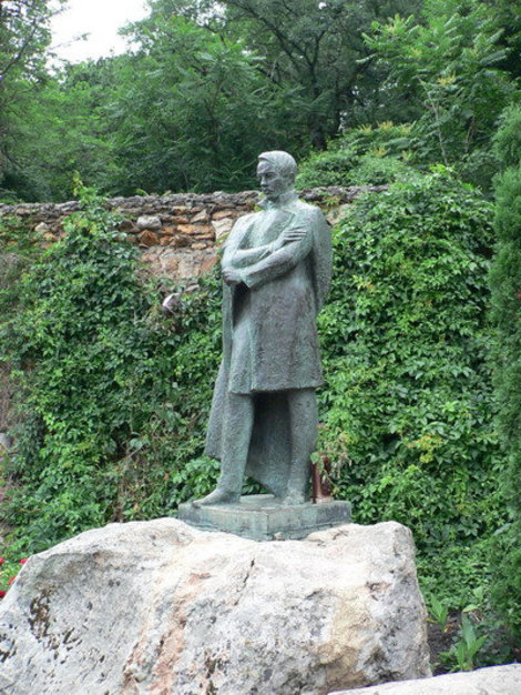Памятник М.Ю.Лермонтову в курортном парке. Железноводск, Россия