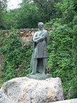 Памятник М.Ю.Лермонтову в курортном парке.