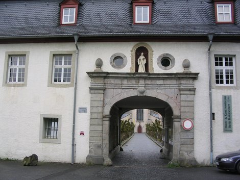 Ворота аббатства. Въезд запрещен Хахенбург, Германия