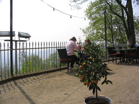 За дымкой-вид с горы из ресторана в замке Хахенбург, Германия