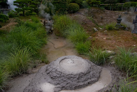 Кипящая грязь в Хонбодзу Дзигоку Беппу, Япония
