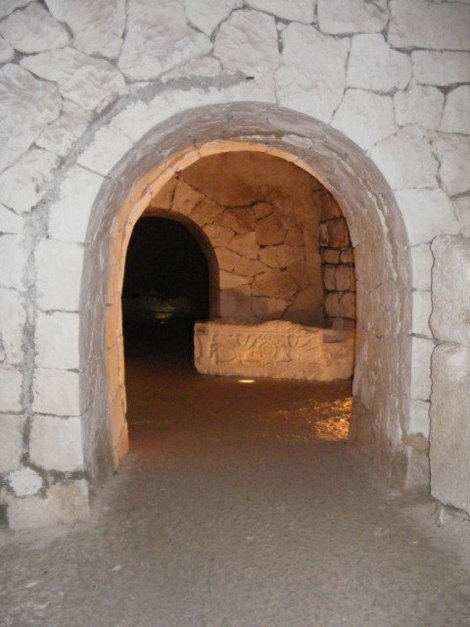 пещера с саркофагами