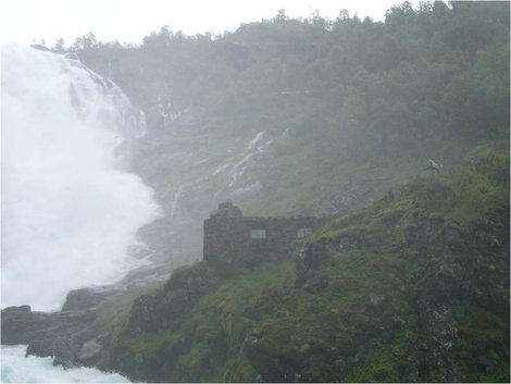 Хюльдра у водопада Норвегия