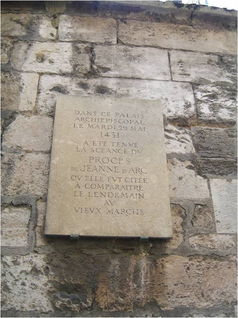 Табличка, гласящая, что в 1431 году здесь была осуждена Жанна д'Арк