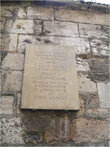 Табличка, гласящая, что в 1431 году здесь была осуждена Жанна д’Арк