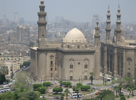Вид с территории Цитадели. Слева — мечеть Султана Хасана, справа — мечеть Аль-Рифаи Египет