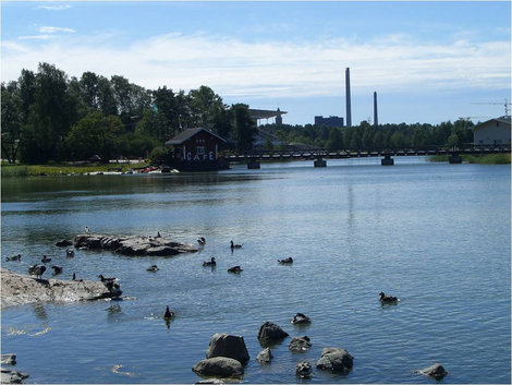 Озеро рядом с памятником Яну Сибелиусу Хельсинки, Финляндия