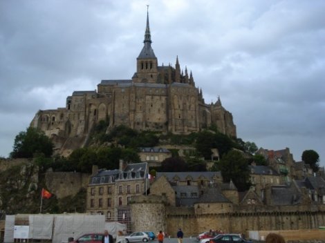 Знаменитый монастырь ближе. Франция