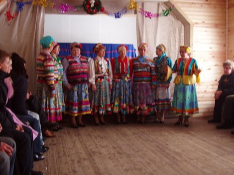 Выступление хорового коллектива с исполнением русских, карельских и финских песен.