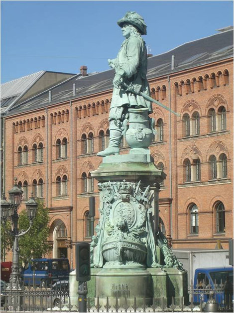 Это не мушкетер, это — памятник очередному королю Копенгаген, Дания