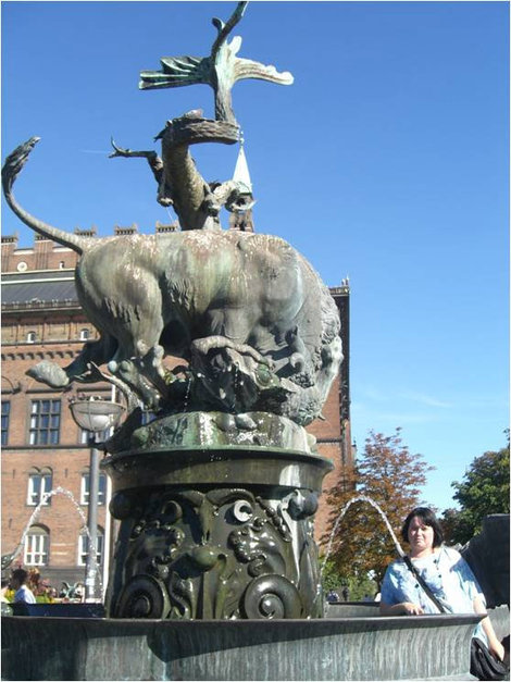 У очередного памятника Копенгаген, Дания