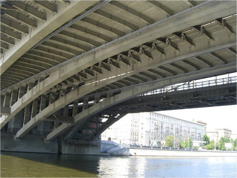Проплываем под очередным мостом Москва, Россия
