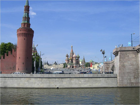 Проплыли мимо Кремля Москва, Россия